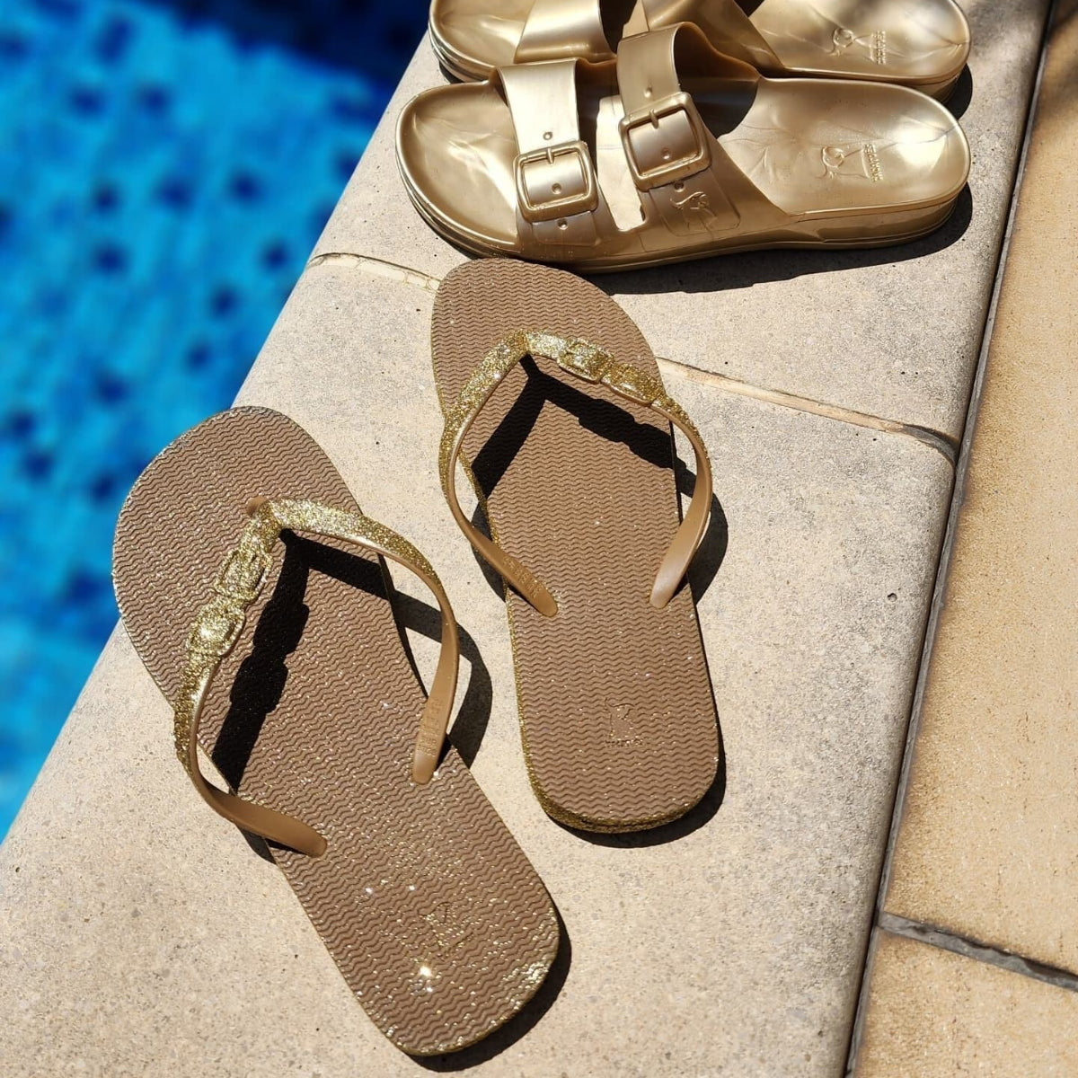 Sandales Morango Cacatoès en glitter doré, ajoutant une touche de glamour et de brillance à vos tenues estivales.