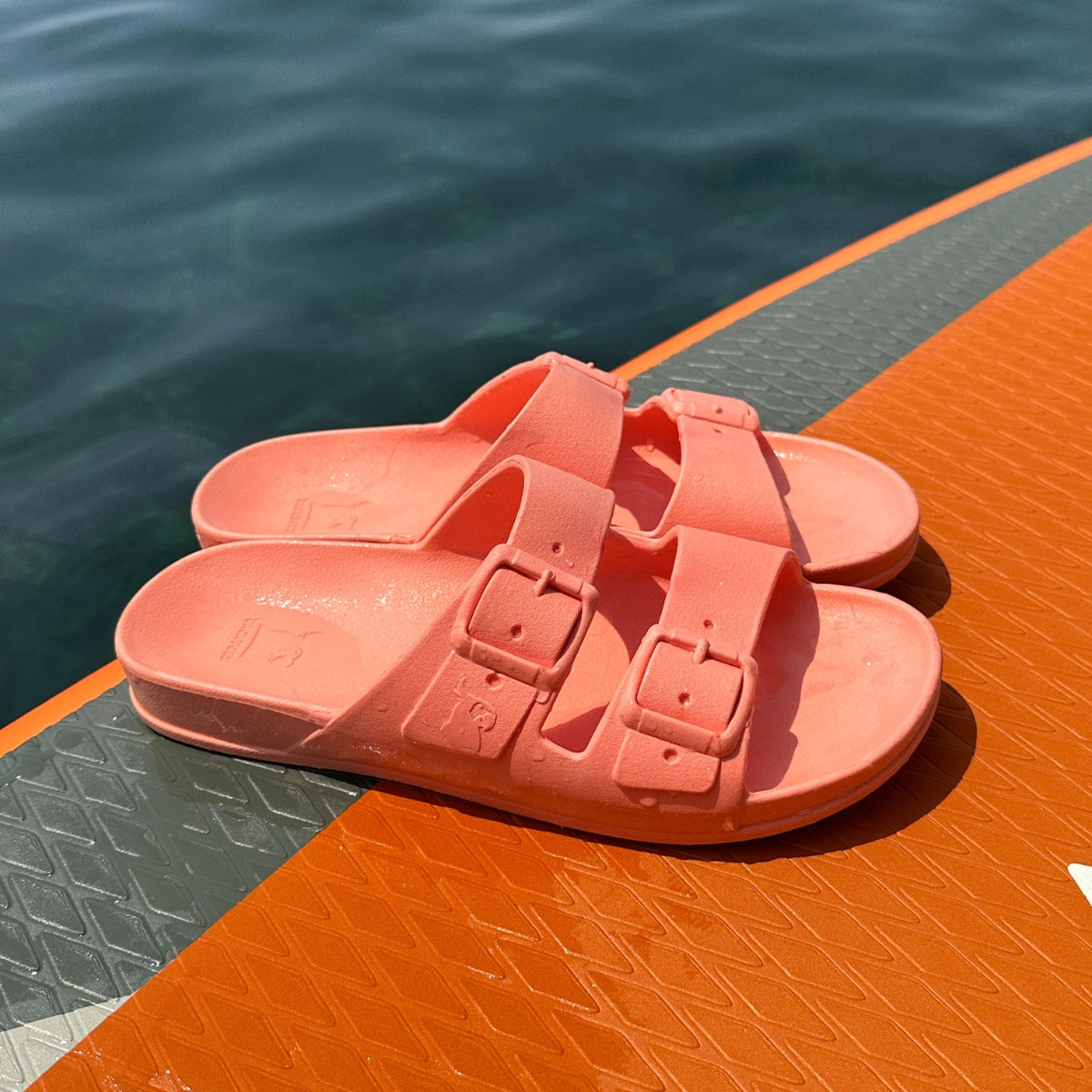 Rio Salmon Lifestyle – Sandales Cacatoès couleur saumon, parfaites pour un look décontracté et élégant durant les journées ensoleillées.