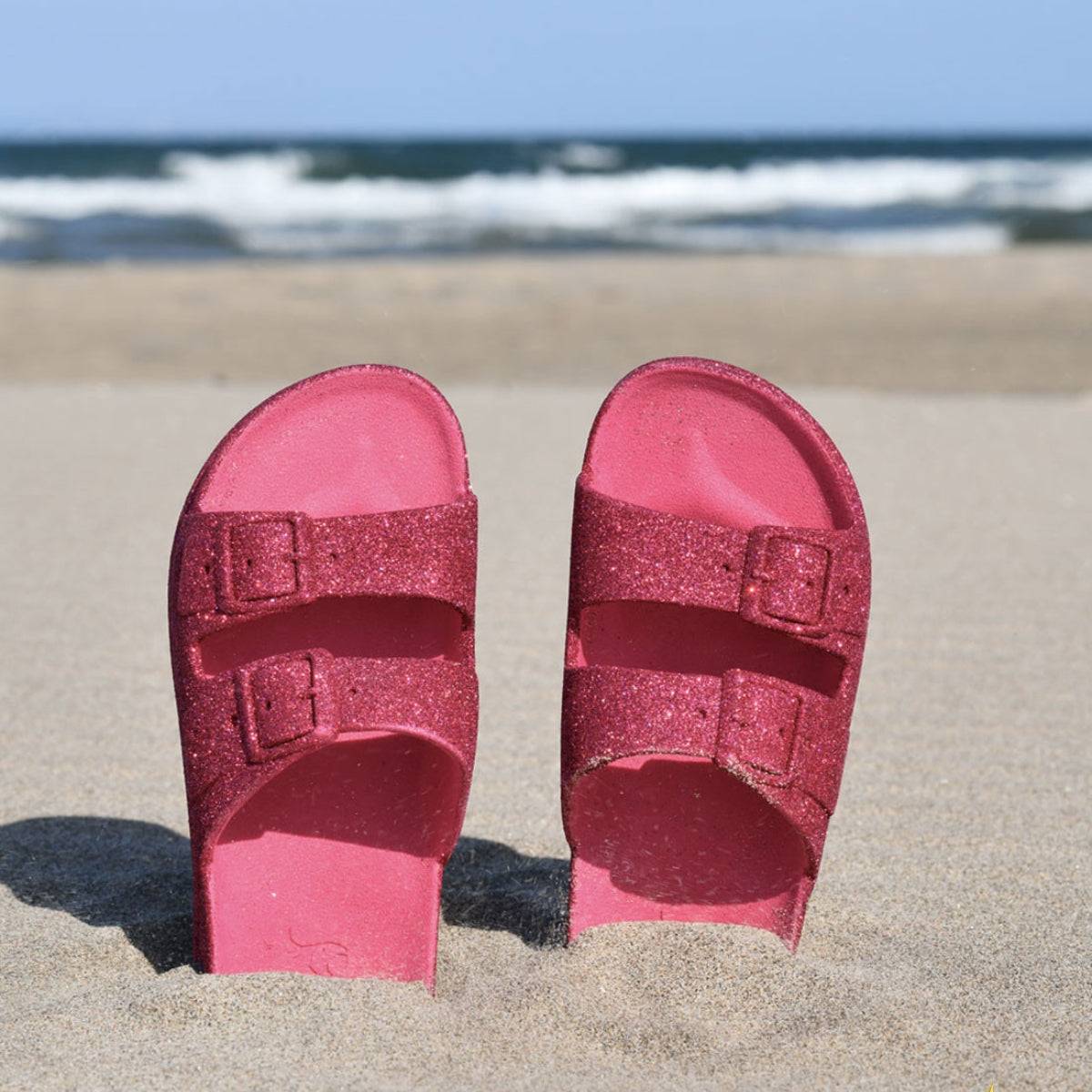 sandales rose a paillettes dans la plage