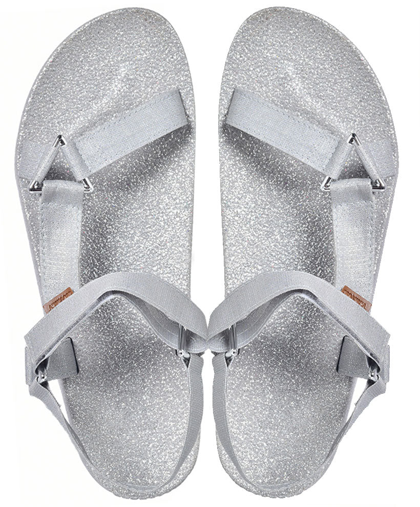 sandales Cacatoes Manaus argentées à paillettes : parfaites pour un look super cool et brillant quand il fait beau ! Elles sont confortables et super stylées pour toutes tes sorties