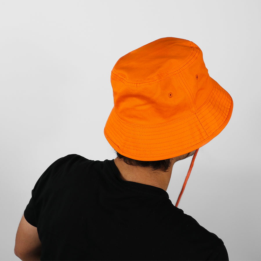 Bob Cacottes modèle Bobolino Fluo Orange Fluo porté par homme : un design audacieux avec une teinte orange fluo, parfait pour un look estival dynamique et tendance.