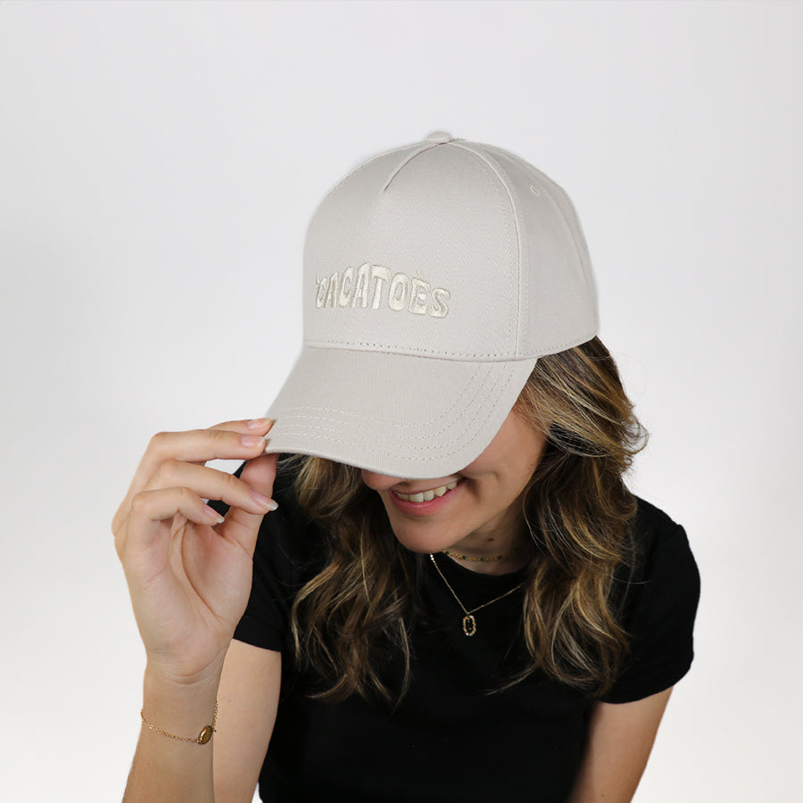 casquette Cacatoes Capoeira classique couleur craie pour femme : parfaite pour un look décontracté et stylé quand il fait beau ! Elle est super confortable et te donnera un look super cool