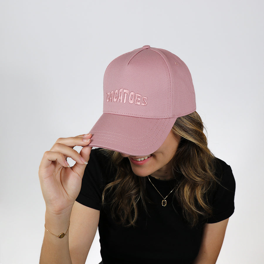 casquette Cacatoes Capoeira classique rose vintage pour femme : parfaite pour un look décontracté et super mignon quand il fait beau ! Elle est super confortable et te donnera un look trop cool