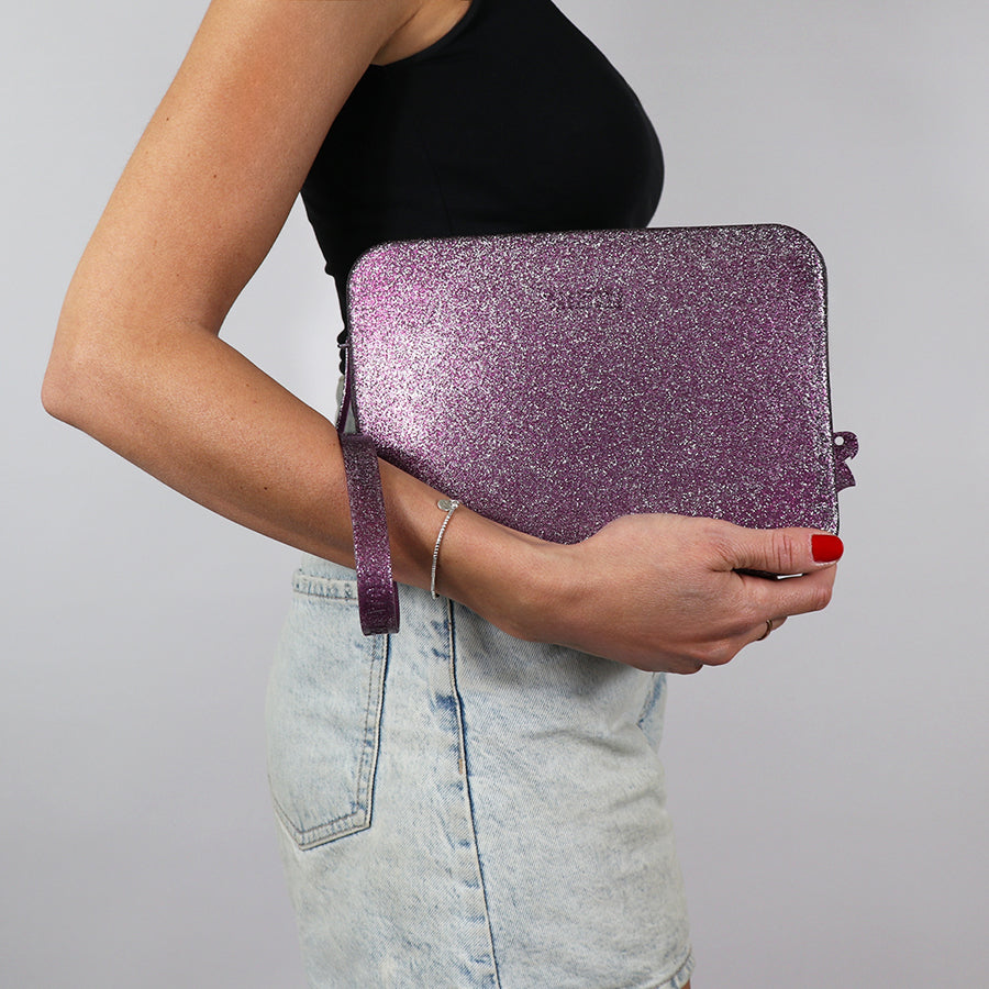 Sac Clutch Cacatoès Gisela en glitter parme, élégant et scintillant, parfait pour soirées et événements spéciaux, porté par femme.