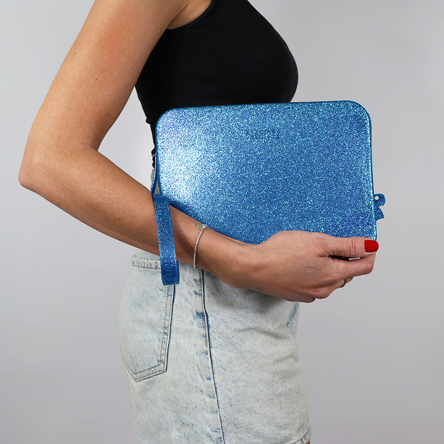 Sac Clutch Cacatoès Gisela en glitter bleu royal, élégant et brillant, idéal pour soirées et événements spéciaux, porté par femme.