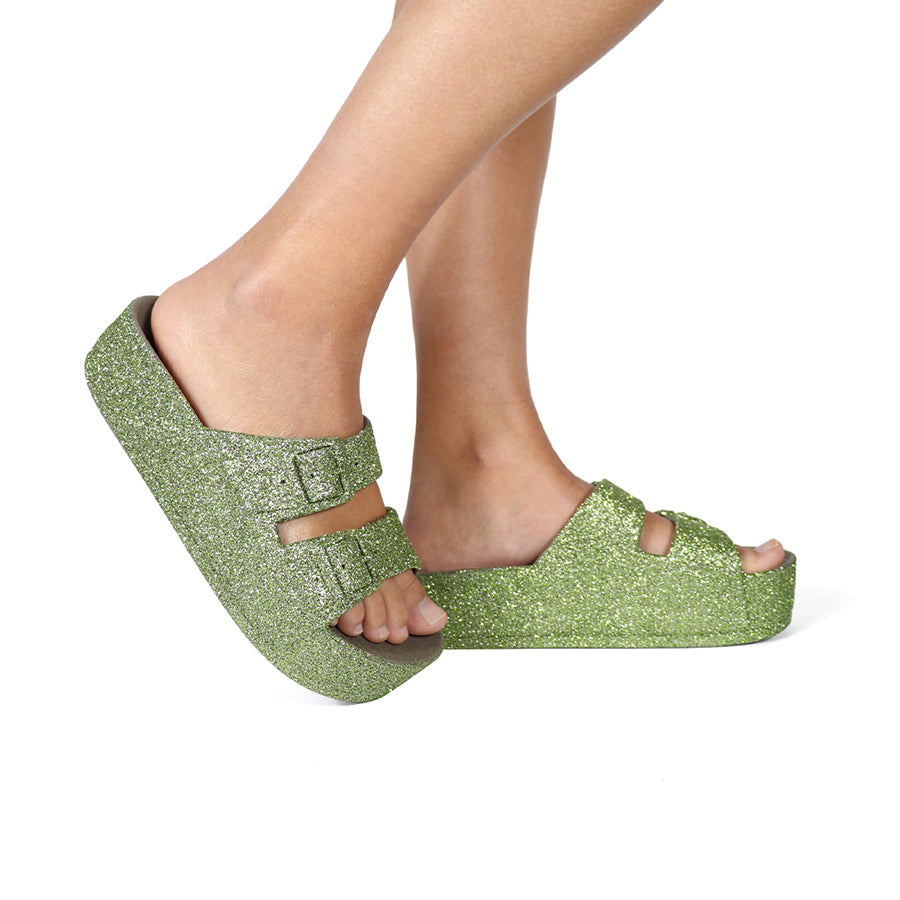 sandales Cacatoes Caipirinha en kaki pailleté : parfaites pour un look cool et stylé quand il fait beau. Elles sont confortables et ajoutent une touche d'éclat à tes journées