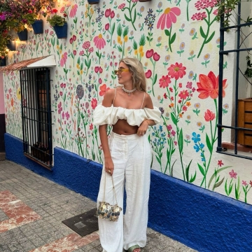 Nostalgie des looks d’été… Est-ce qu’on peut partager encore un peu de soleil et des couleurs dans vos feed Instagram ? 🥲 

Look by @chanelalp qui porte notre modèle Caipirinha Glitter kaki ✨

#summermemories #look #outfit #flowers #colors #aesthetics