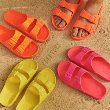 Des sandales aux couleurs qui claquent et qui laissent une empreinte dans le sable 🧡🩷💛

Sandals with colors that pop and leave their mark in the sand 🧡🩷💛

📸 @hylton_chaussures 

#neon #sandales #fluo #sand #colorful #shoes